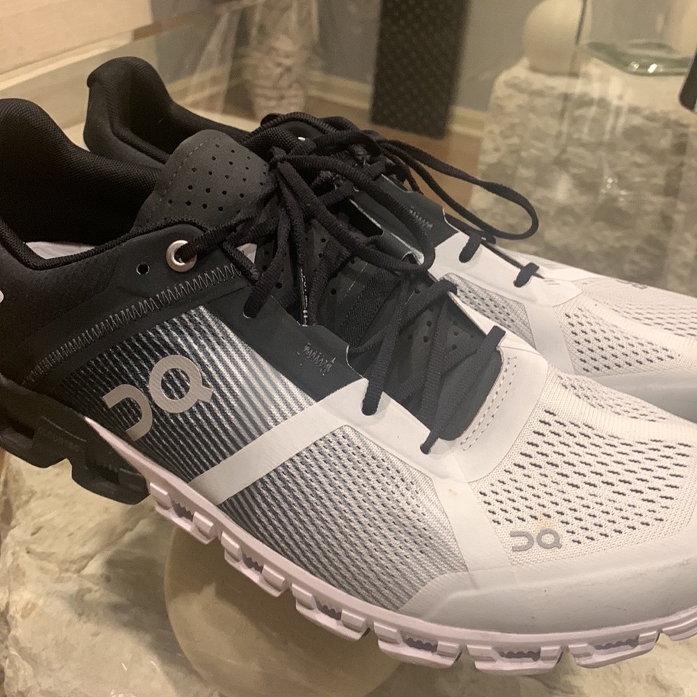 Men’s ON cloudflow New sz 10